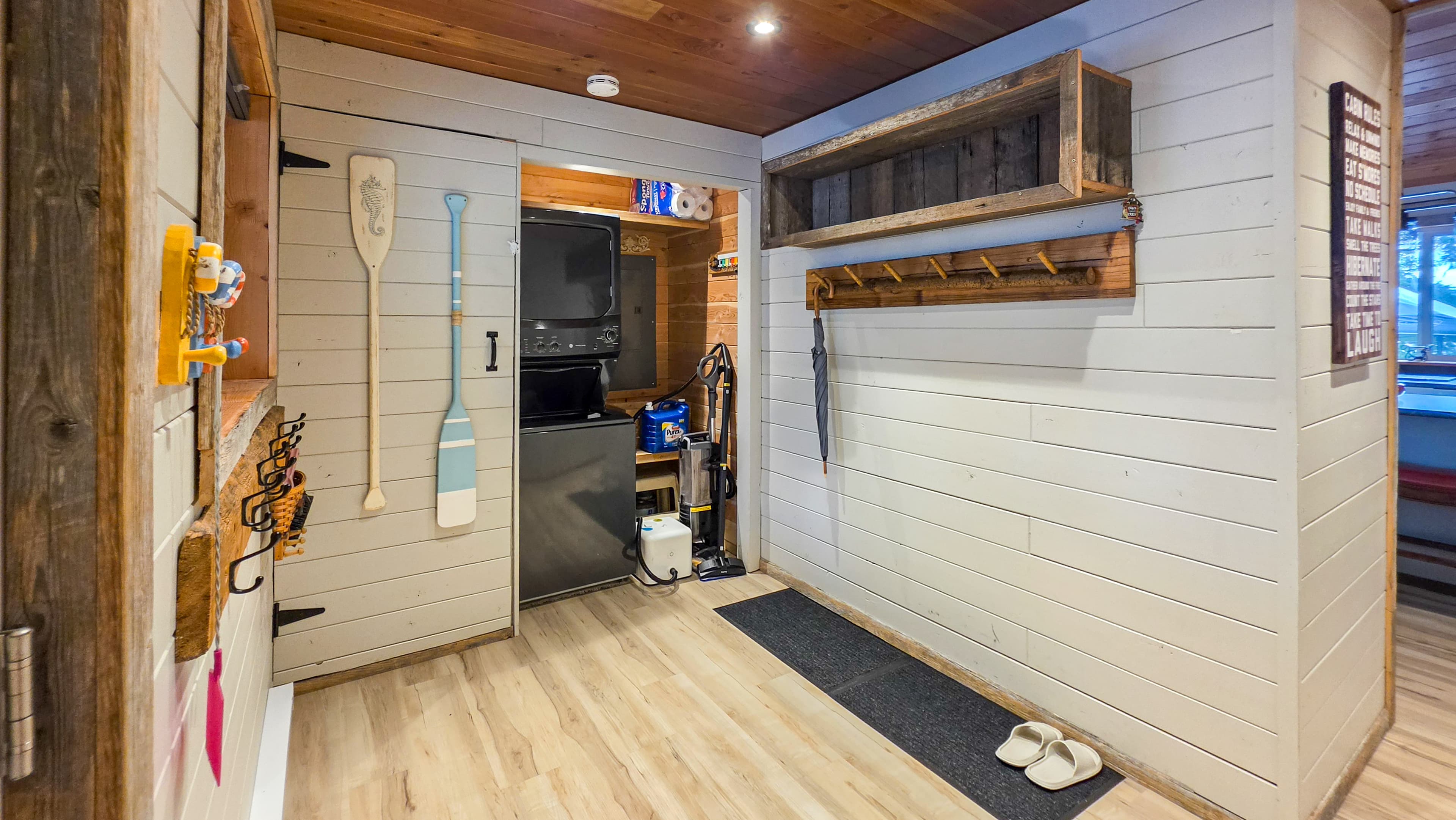 Silver Fox Lake house (main cabin + guesthouse) - Photo 2