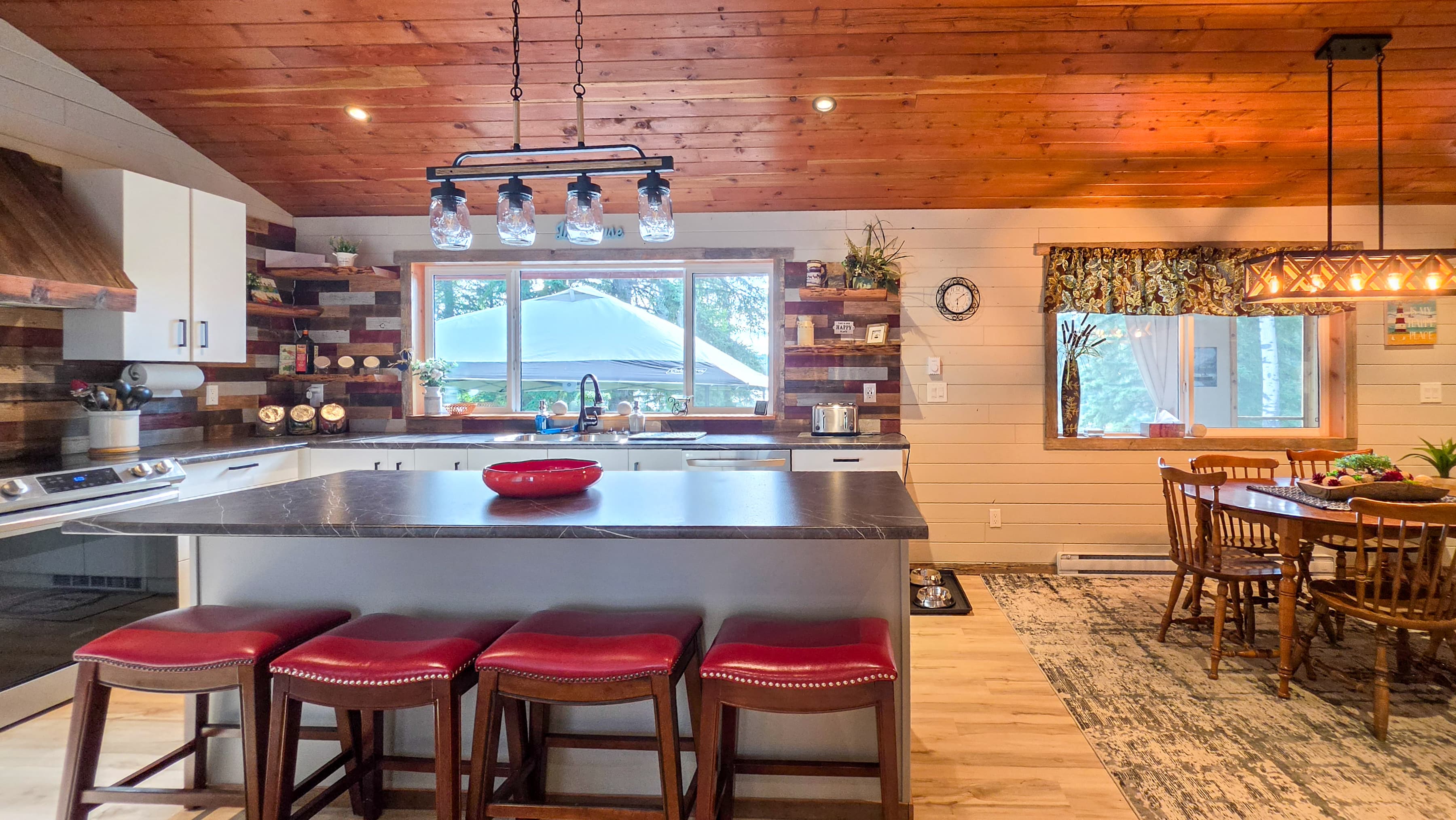 Silver Fox Lake house (main cabin + guesthouse) - Photo 3