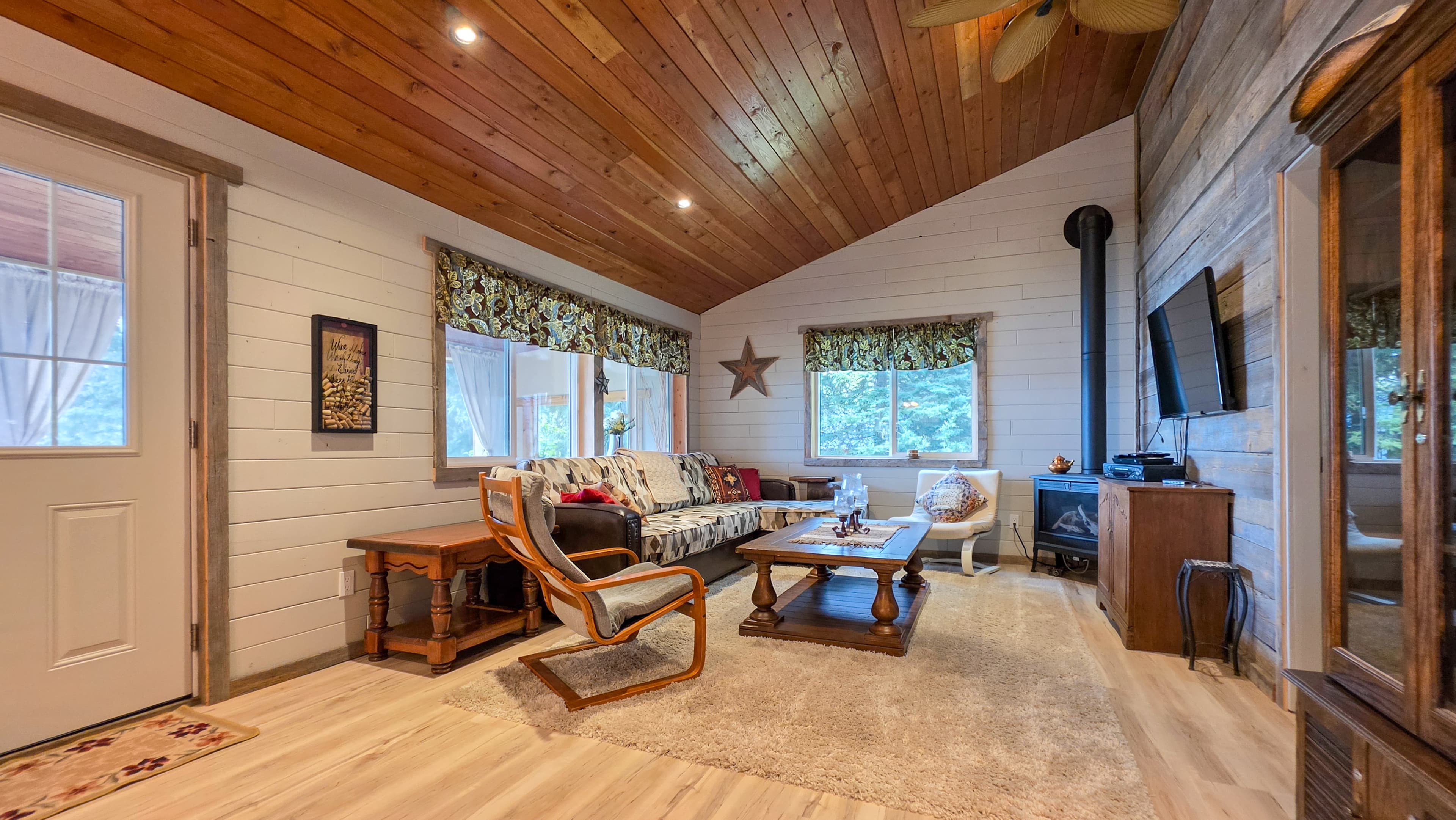 Silver Fox Lake house (main cabin + guesthouse) - Photo 5